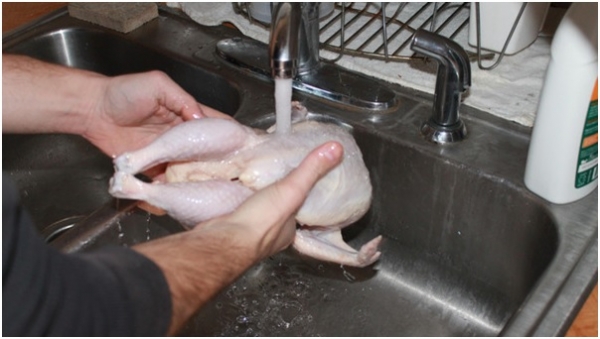 حذار من غسل الدجاج قبل الطهي!