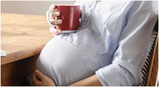 شرب القهوة خلال الحمل يهدد المواليد بالسرطان
