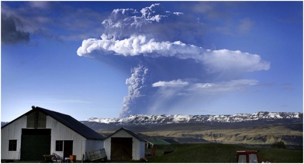 بركان بارداربونجا الآيسلندي يجلي السياح 