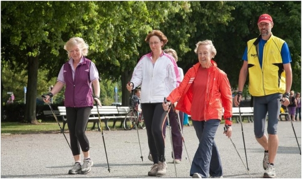 المشي نصف ساعة يوميا يبطئ الشيخوخة