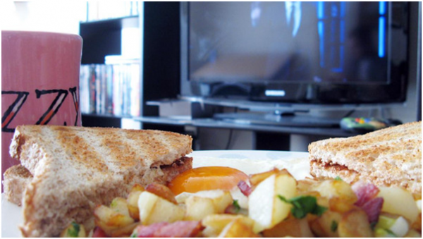 لصحتك.. لا تتناول الطعام أثناء مشاهدة التلفزيون