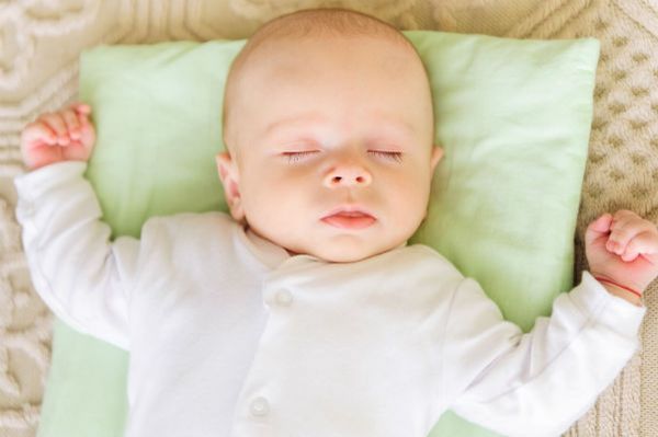 التأكيد على ضرورة نوم الرضيع على ظهره لتقليل خطر وفاته