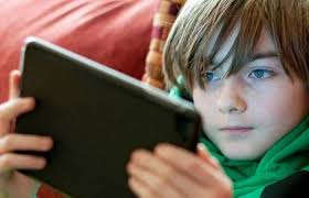 تحذير من ازدياد استخدام الأطفال للهواتف الذكية