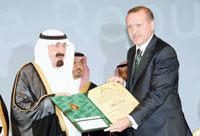 خادم الحرمين يسلم جائزة الفيصل العالمية للفائزين