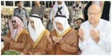 خالد الفيصل يغسل الكعبة بزمزم والورد خالد الفيصل يغسل الكعبة بزمزم والورد