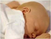 نوم الطفل على بطنه يعرضه للوفاة المفاجئة بسبب نقص الأوكسجين
