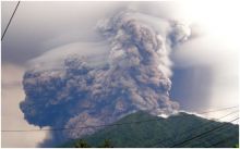 بركان سوبوتان في اندونيسيا يبدأ الثوران