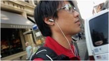 سماعات الأذن والهواتف تهدد حياة المشاة بالمدن