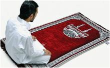 "السجادة الذكية" طبية سعودية للصلاة
