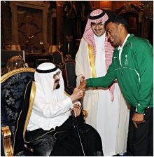 خادم الحرمين يقلد النخلي وسام الملك عبدالعزيز من الدرجة الأولى
