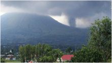 بركان لوكون بإندونيسيا ينفث الحمم والرماد
