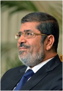 الرئيس المصري محمد مرسي يصدر إعلاناً دستورياً جديداً يعزز من صلاحياته
