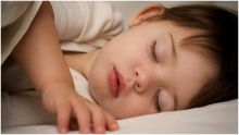 إجبار الأطفال على النوم في أوقات معينة يصيبهم بالأرق