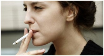 التدخين يزيد إصابة الشابات المدخنات بسرطان الثدى