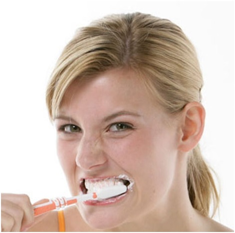 الطريقة المثلى لتنظيف الأسنان