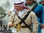 «تشارلز العربي» يجيد العرضة السعودية